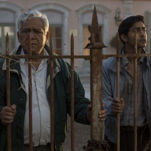 Amore, Cucina e Curry: Om Puri e Manish Dayal in una scena del film