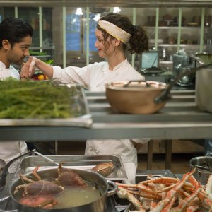 Amore, Cucina e Curry: Charlotte Le Bon con Manish Dayal in una scena del film