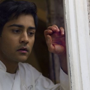 Amore, Cucina e Curry: Manish Dayal nei panni di un cuoco indiano in una scena