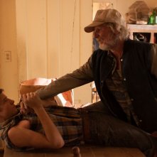 Gary Poulter nei panni del padre violento di Tye Sheridan in una scena di 'Joe'