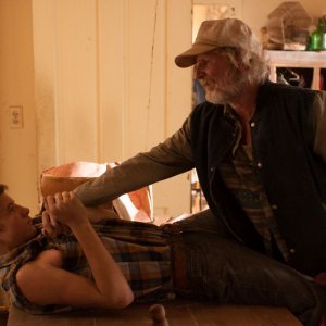 Gary Poulter nei panni del padre violento di Tye Sheridan in una scena di 'Joe'