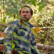 Nicolas Cage nel ruolo di un disboscatore dal passato complicato in una scena di 'Joe'