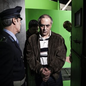 La trattativa: Enzo Lombardo ammanettato in una scena del film di Sabina Guzzanti