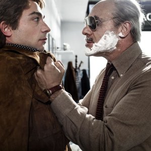 La trattativa: Sabino Civilleri con le spalle al muro insieme a Franz Cantalupo in una scena