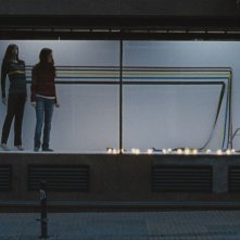 Medianeras - Innamorarsi a Buenos Aires: Pilar López de Ayala sistema una vetrina in una scena del film