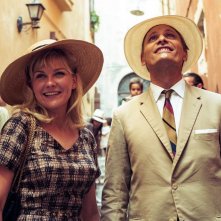 I due volti di gennaio: Viggo Mortensen e Kirsten Dunst sorridenti in una scena del film