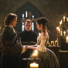 Outlander: Caitriona Balfe e Sam Heughan in una scena dell'episodio The Wedding