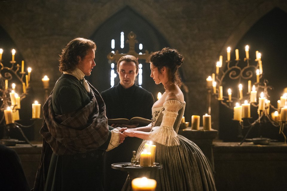 Outlander: Caitriona Balfe e Sam Heughan in una scena dell'episodio The Wedding