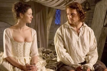 Outlander: Caitriona Balfe e Sam Heughan nell'episodio The Wedding