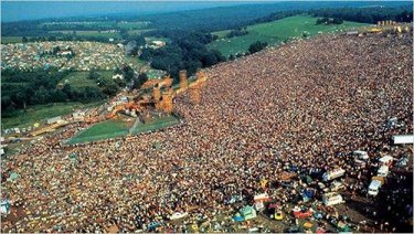 Una scena di Woodstock tre giorni di pace e musica