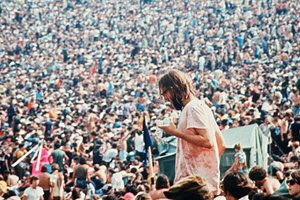 Una scena di Woodstock tre giorni di pace e musica