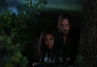 Sleepy Hollow: Tom Mison e Nicole Beharie nell'episodio The Kindred