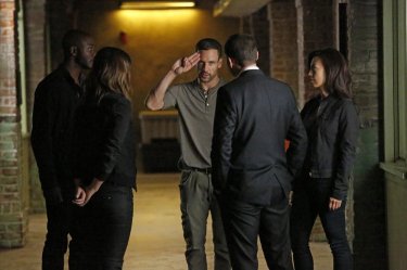 Agents of S.H.I.E.L.D.: Nick Blood in una scena dell'episodio Heavy Is the Head