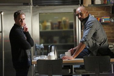 Agents of S.H.I.E.L.D.: Henry Simmons e Iain De Caestecker nell'episodio Making Friends and Influencing People