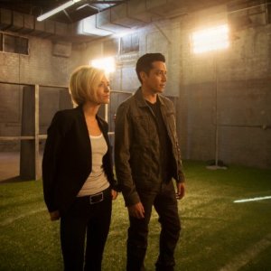 Matador: Gabriel Luna e Nicky Whelan in una scena della prima stagione
