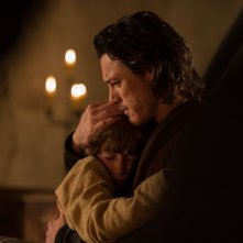 Dracula Untold: Luke Evans abbraccia il piccolo Art Parkinson in una scena del film