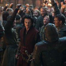 Dracula Untold: Luke Evans tra la gente in una scena del film 