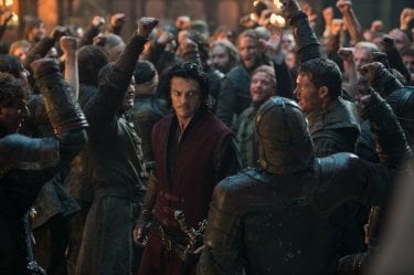 Dracula Untold: Luke Evans tra la gente in una scena del film