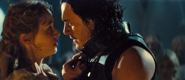 Dracula Untold: Luke Evans con Sarah Gadon in una scena del film