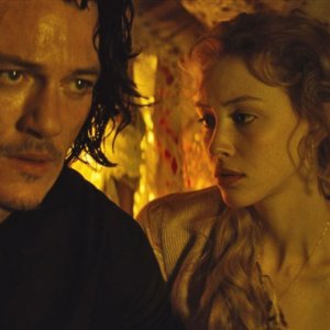 Dracula Untold: Luke Evans insieme a Sarah Gadon in una scena