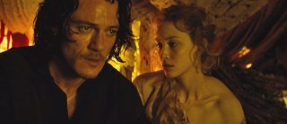 Dracula Untold: Luke Evans insieme a Sarah Gadon in una scena