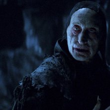 Dracula Untold: Charles Dance negli spaventosi panni del Maestro Vampiro in una scena del film