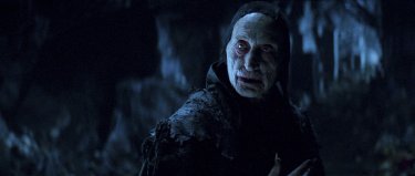 Dracula Untold: Charles Dance negli spaventosi panni del Maestro Vampiro in una scena del film