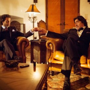 Matador: Alfred Molina e Daniel Messier in una scena della prima stagione