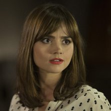 Doctor Who: un primo piano di Jenna Coleman nell'episodio The Caretaker