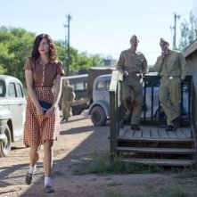 Manhattan: Rachel Brosnahan in una scena dell'episodio The Understudy