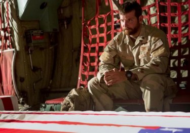 American Sniper: Bradley Cooper in tenuta militare