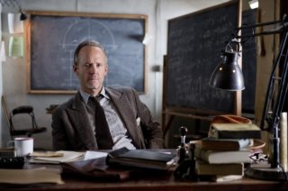 Manhattan: John Benjamin Hickey in una scena dell'episodio The Understudy