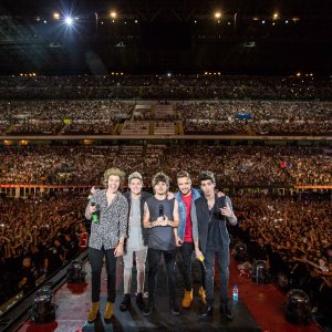 Il gruppo pop in attesa di esibirsi a San Siro in una scena di One Direction: Where We Are – Il Film concerto