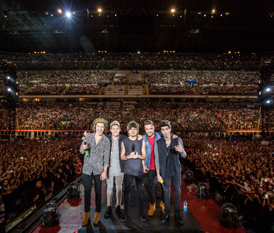 Il gruppo pop in attesa di esibirsi a San Siro in una scena di One Direction: Where We Are – Il Film concerto