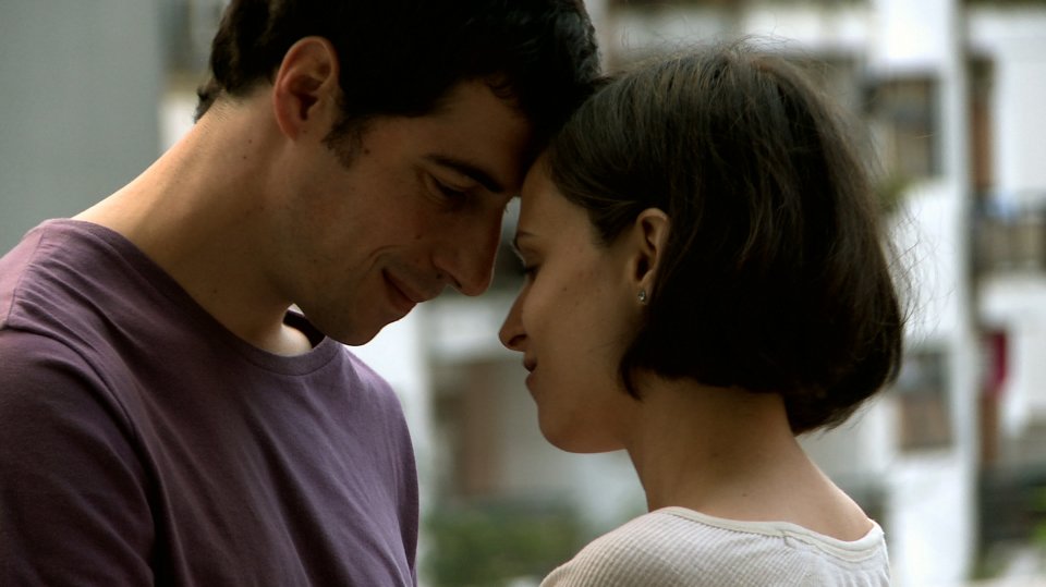 Lo studente: Esteban Lamothe insieme a Romina Paula in un momento del film