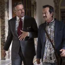 La scuola più bella del mondo: Christian De Sica insieme a Rocco Papaleo in una scena del film
