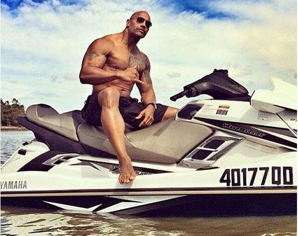 Dwayne Johnson su una moto d'acqua pronto a calarsi nei panni di un bagnino nel film su Baywatch