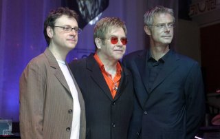 Billy Elliot - Il Musical: Stephen Daldry (regista) con Elton John (produttore e autore delle musiche) e Lee Hall (testi e libro) in una foto promozionale