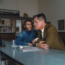 Vizio di forma: Josh Brolin con Joaquin Phoenix in una scena del film