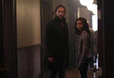 Sleepy Hollow: Tom Mison e Nicole Beharie nell'episodio Root of All Evil