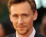 Tom Hiddleston e Hugh Laurie nella serie tv The Night Manager