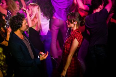 Tutto può cambiare: Keira Knightley in discoteca con Mark Ruffalo in una scena