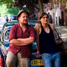 Tutto può cambiare: Keira Knightley insieme a James Corden in una scena del film