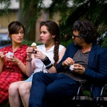 Tutto può cambiare: Keira Knightley con Mark Ruffalo e Hailee Steinfeld in un momento del film