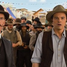 Un milione di modi per morire nel West: Neil Patrick Harris con Seth MacFarlane in una scena del film