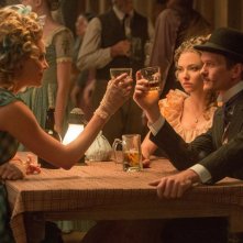 Un milione di modi per morire nel West: Neil Patrick Harris con Amanda Seyfried e Charlize Theron in una scena del film
