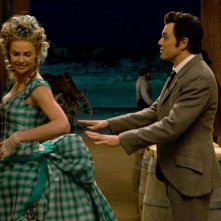 Un milione di modi per morire nel West: Seth MacFarlane in una scena del film con la bella Charlize Theron