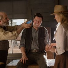Un milione di modi per morire nel West: Seth MacFarlane con Charlize Theron in una scena del film
