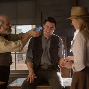 Un milione di modi per morire nel West: Seth MacFarlane con Charlize Theron in una scena del film