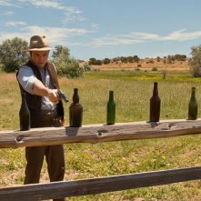 Un milione di modi per morire nel West: Seth MacFarlane si allena con la pistola in una scena del film